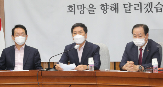 27일 오전 서울 여의도 국회에서 열린 국민의힘 긴급현안간담회에서 김기현 원내대표가 발언을 하고 있다. 연합뉴스